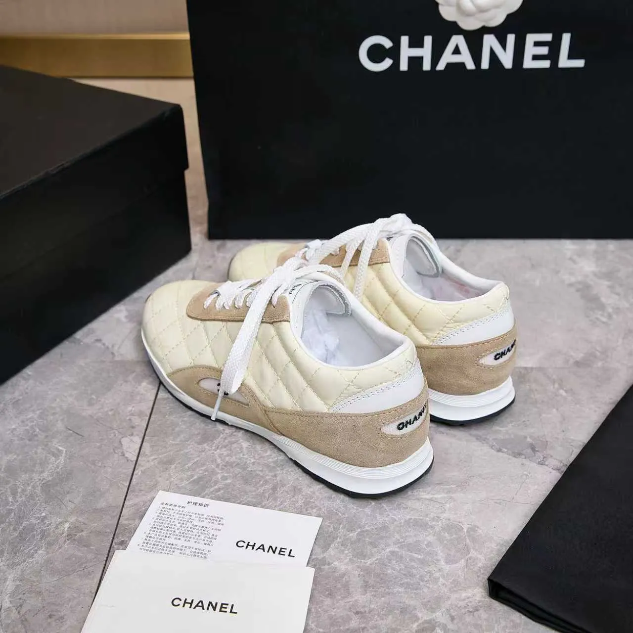 p560 Chanel Chanel - 2025 counter top casual sports shoes This classic design; the upper is electro-embroidered with a variety of techniques; the outsole is fashionable and sporty; the extraordinary inclusion of a variety of color matching elements... The diversified mix and match is very good-looking and versatile, casual, fashionable, sports and outdoor can be taken into account... ꫛꫀꪝ Go➫ Material: ❶Upper made of: original imported high silk cowhide suede ❷Inner use: Original imported breathable mesh ❸ Outsole based on: Original TPU combination outsole Counter boutique packaging complete set Female 35–41 Male 38-46